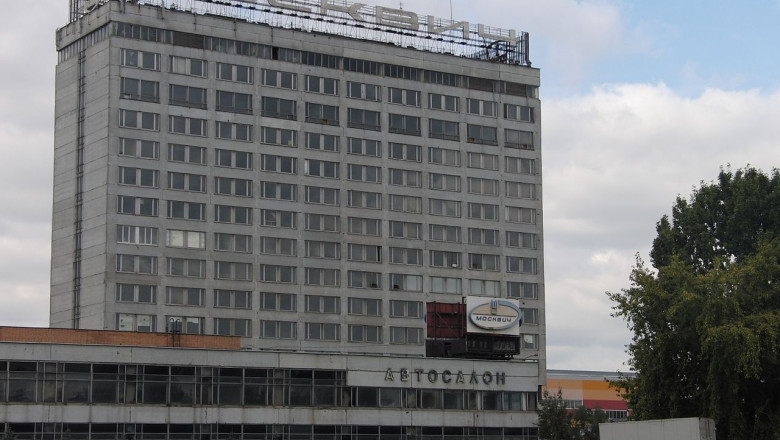 1280px-Abandoned Moskvitch headquarters foto wikipedia