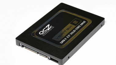 1280px-Vertex 2 Solid State Drive by OCZ-top oblique PNr 0307