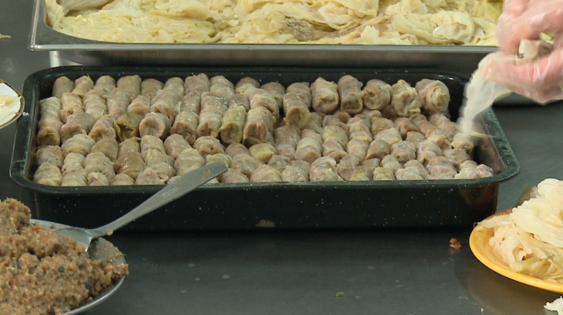 Hramul Sfintei Parascheva: peste 60.000 de sarmale au fost pregătite pentru pelerinii de la Iași. Câți s-au închinat până acum la raclă