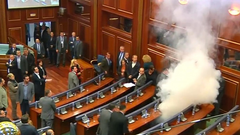 grenada gaze lacrimogene parlament kosovo captura 23 10 2015