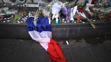 flori candele steag franta atentat paris GettyImages-497111852 1
