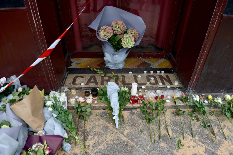 Paris -flori si lumanari la le carillon getty