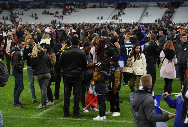 PARIS 7 OAMENI PE TEREN STADION DETALIU GettyImages-497045936