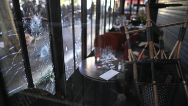 restaurant gloante geam spart atentate paris franta GettyImages-497244176