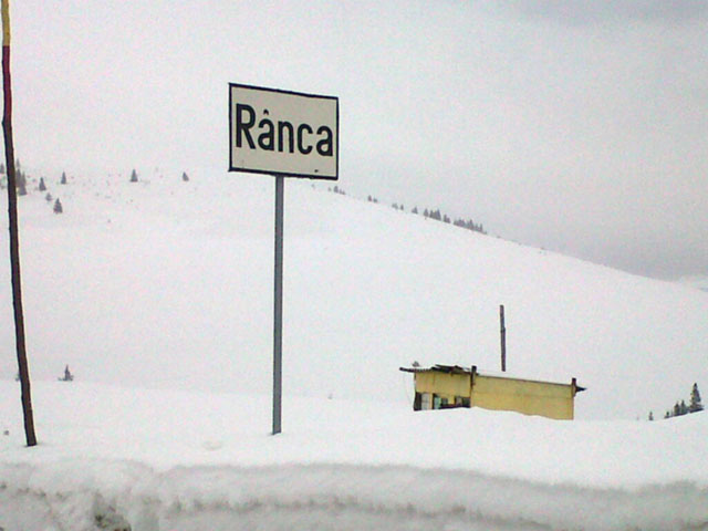 Șofer de 19 ani amendat cu suma maximă după ce a vrut să urce la Rânca cu cauciucuri de vară extrem de tocite