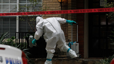 Muncitor dezinfecteaza o locuinta Ebola Dallas - Guliver GettyImages
