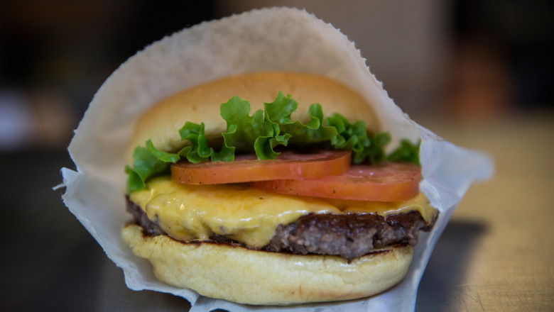 Hamburger fast food - Guliver GettyImages 1