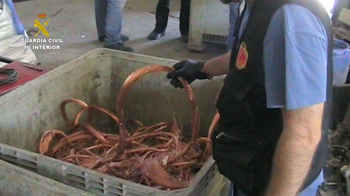 Șase români au fost arestați în Germania după ce au furat peste 80 de kilometri de cablu de cupru