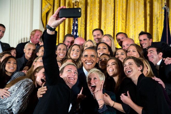 obama selfie cu nationala de fotbal feminin - casa alba