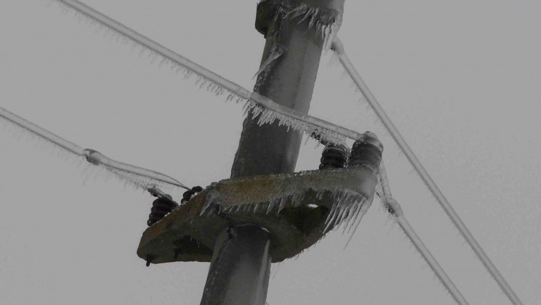 iarna stalp electricitate inghetat - flickr enel