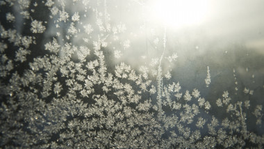 Vremea meteo frig ger iarna geam inghetata GettyImages-461010497-1