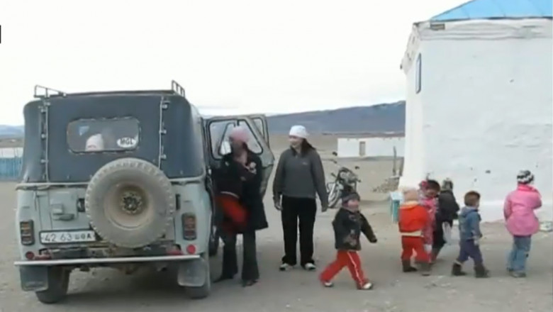 copii mongolia masina