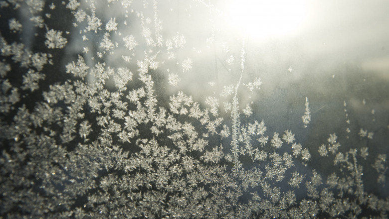 Vremea meteo frig ger iarna geam inghetata GettyImages-461010497