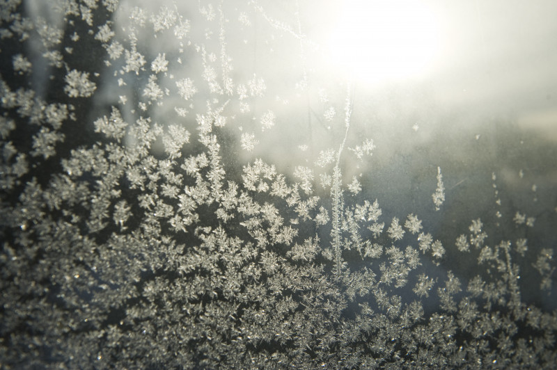 Vremea meteo frig ger iarna geam inghetata GettyImages-461010497