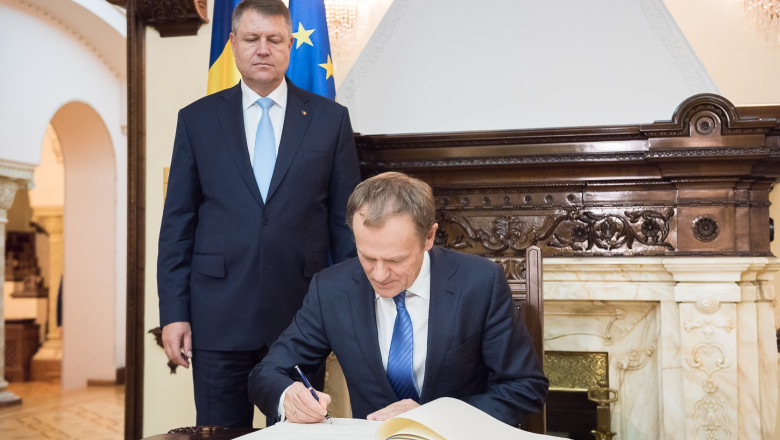 donald tusk cu iohannis in spate