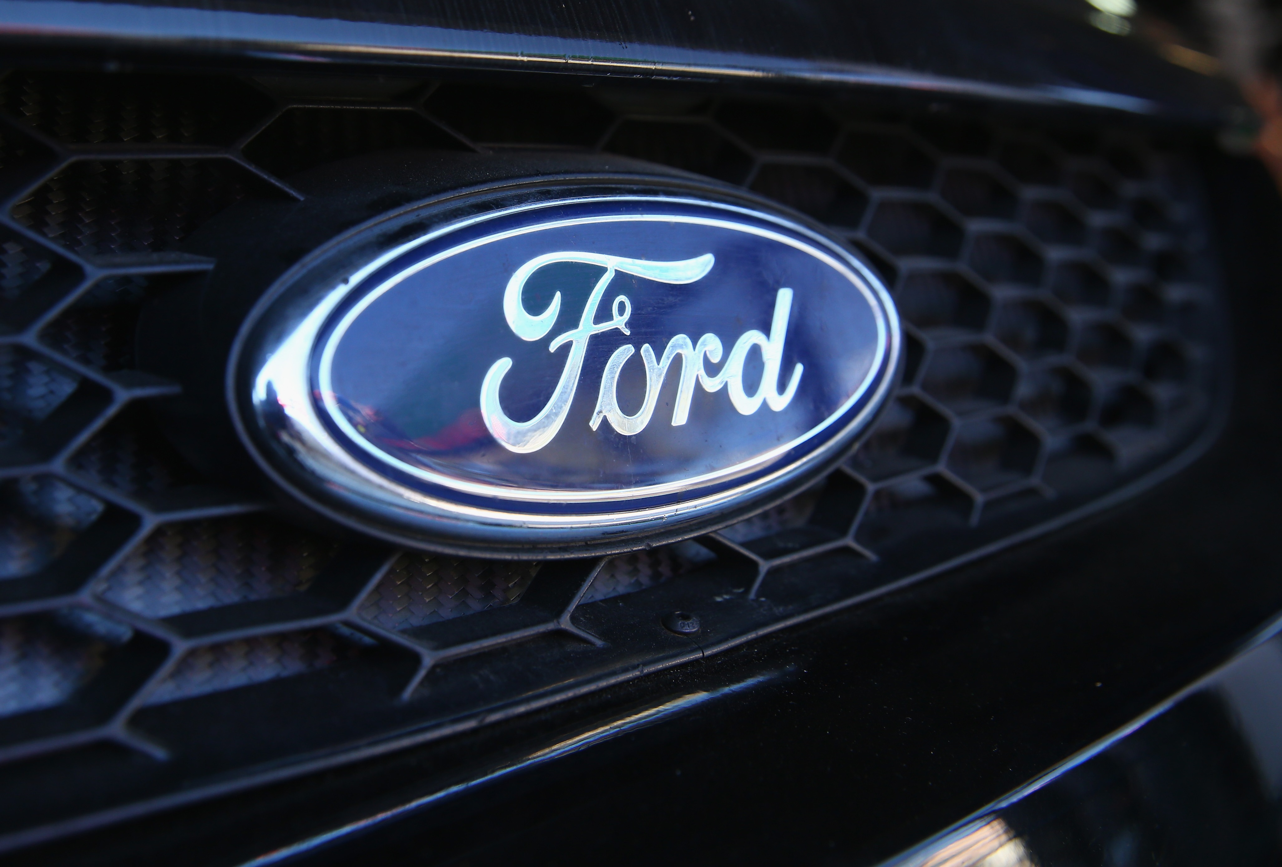Producţia Ford în Europa, afectată de deficitul de semiconductori şi de război. Producătorul american închide uzinele din Germania