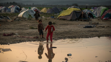 Migranti copii Idomeni Grecia GettyImages-516527172