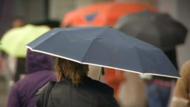 umbrele ploaie oameni-1