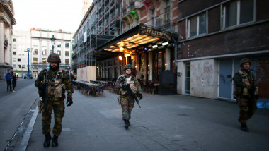 Soldati belgieni pe strazile din Bruxelles GettyImages-516963774