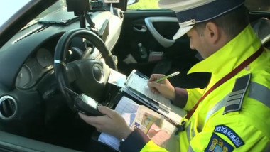 politist in masina scrie amenda