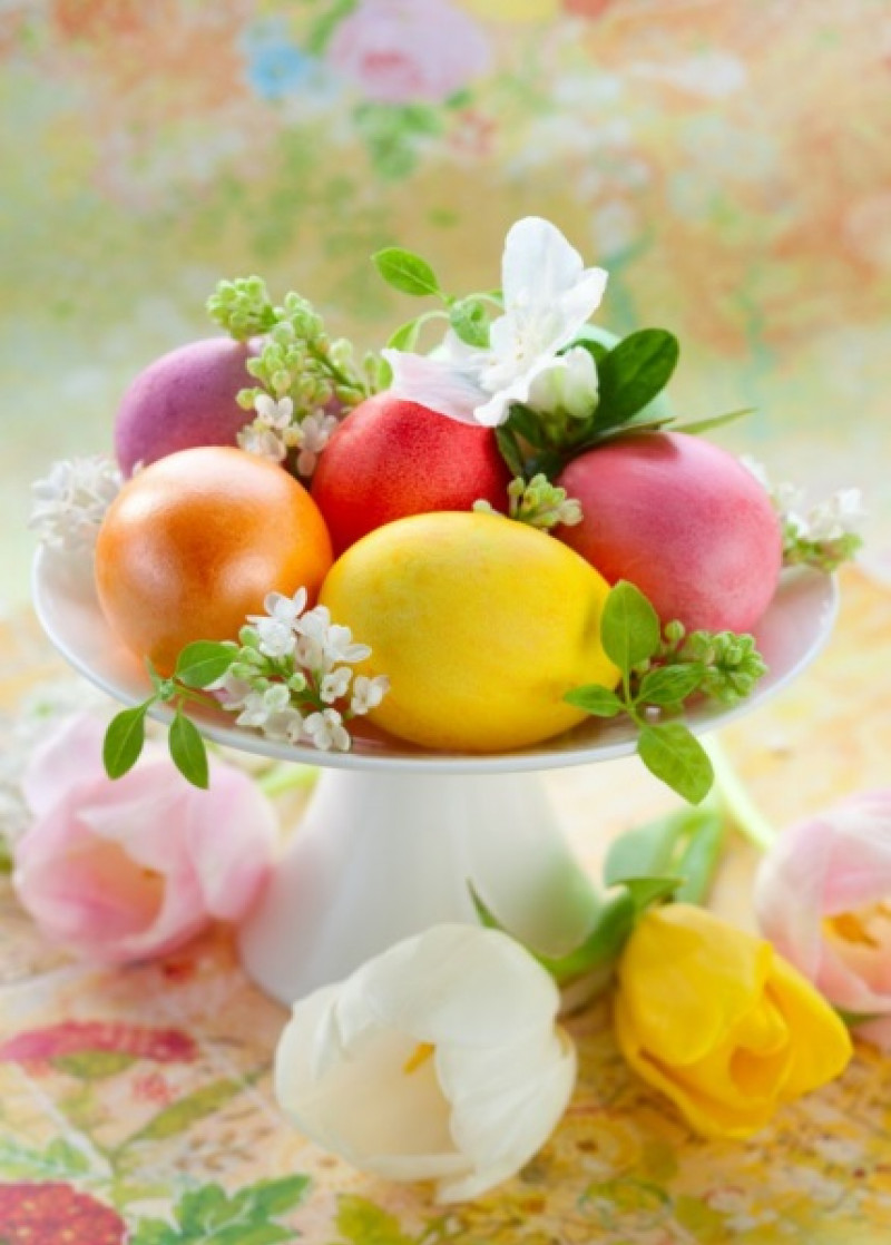 5-platou-decorativ-cu-oua-vopsite-si-flori-albe-pentru-masa-de-Pasti