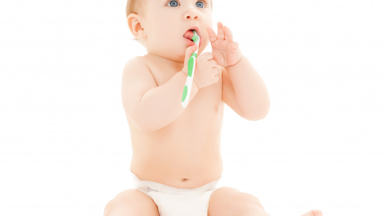 Ingrijirea gingiilor si a primilor dintisori la bebelusi