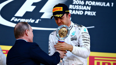 Vladimir Putin premiu Nico Rosberg marele premiu formula 1 Rusia GettyImages-526797232