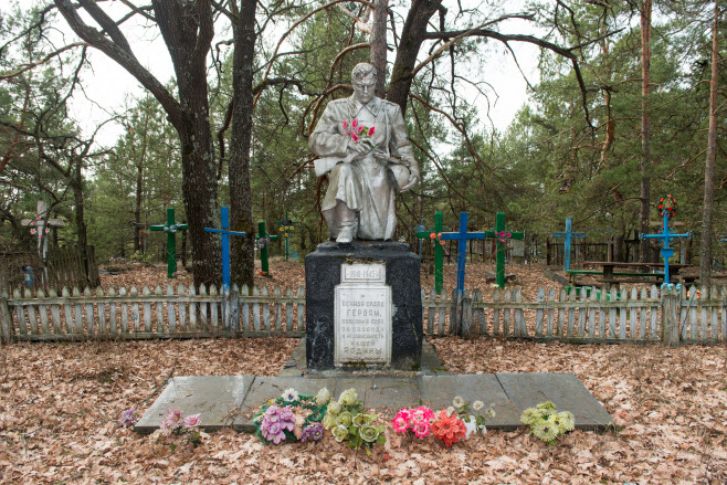 DSC 4732 - monument al eroilor celui de-al doilea razboi mondial in cimitirul din apropierea satului opatcici