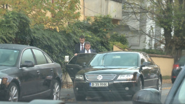 Gabriel Oprea se urca in masina Digi24 octombrie 2015
