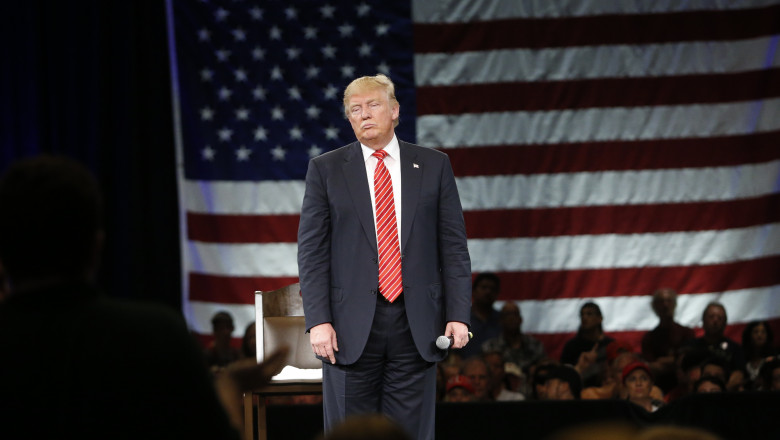 donald trump cu steag in spate GettyImages-515611736-1