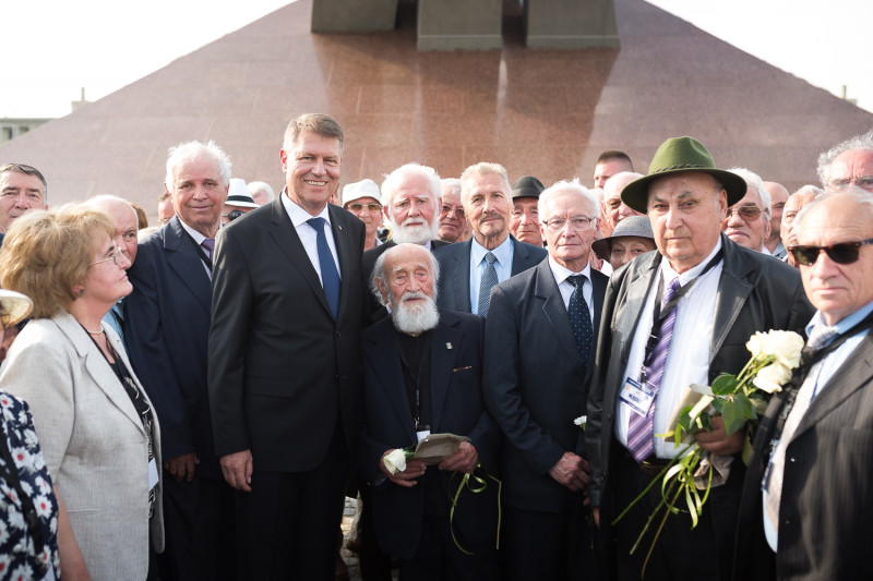 inaugurarea monumentului aripi 12-presidency.ro