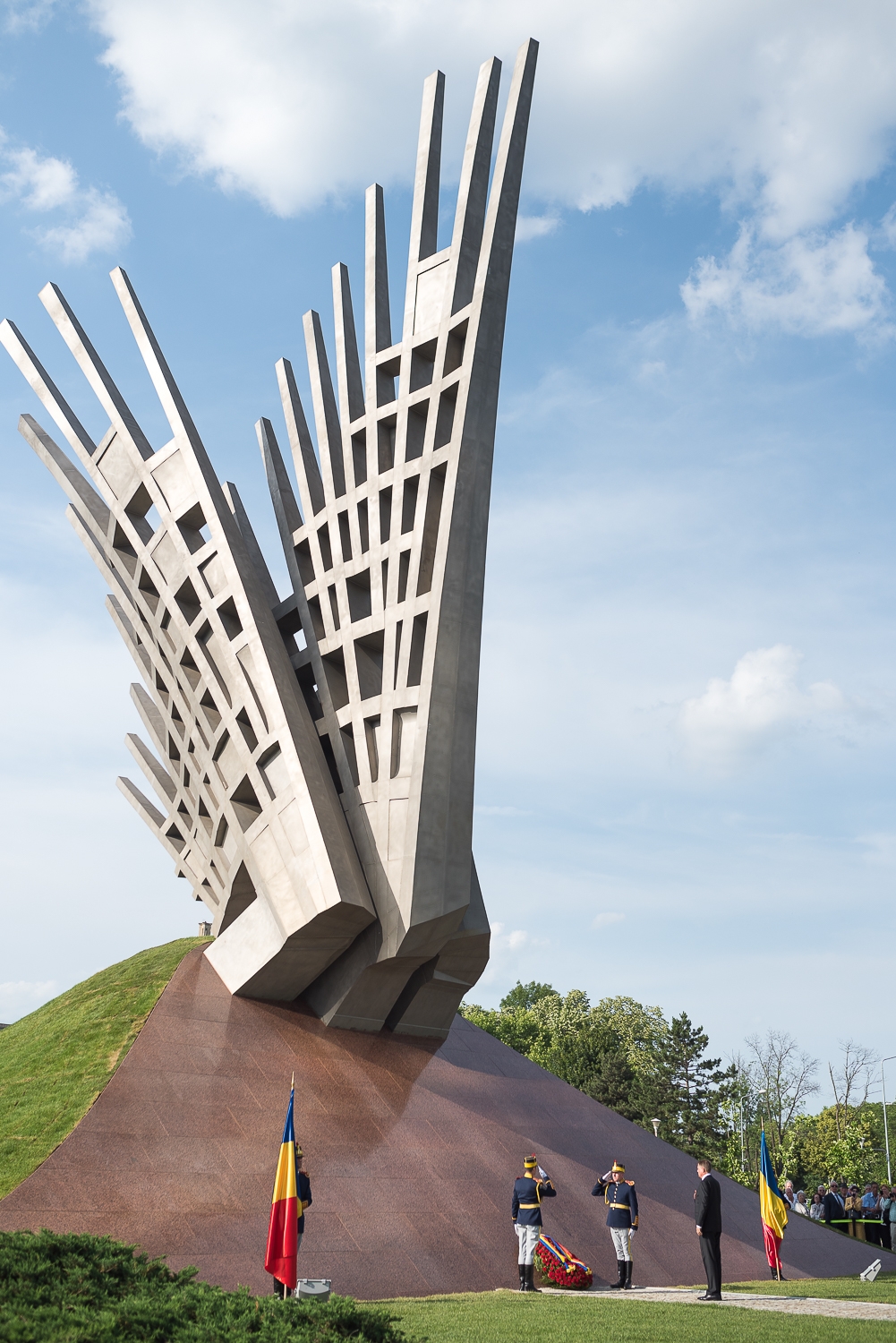 inaugurarea monumentului aripi 9-presidency.ro