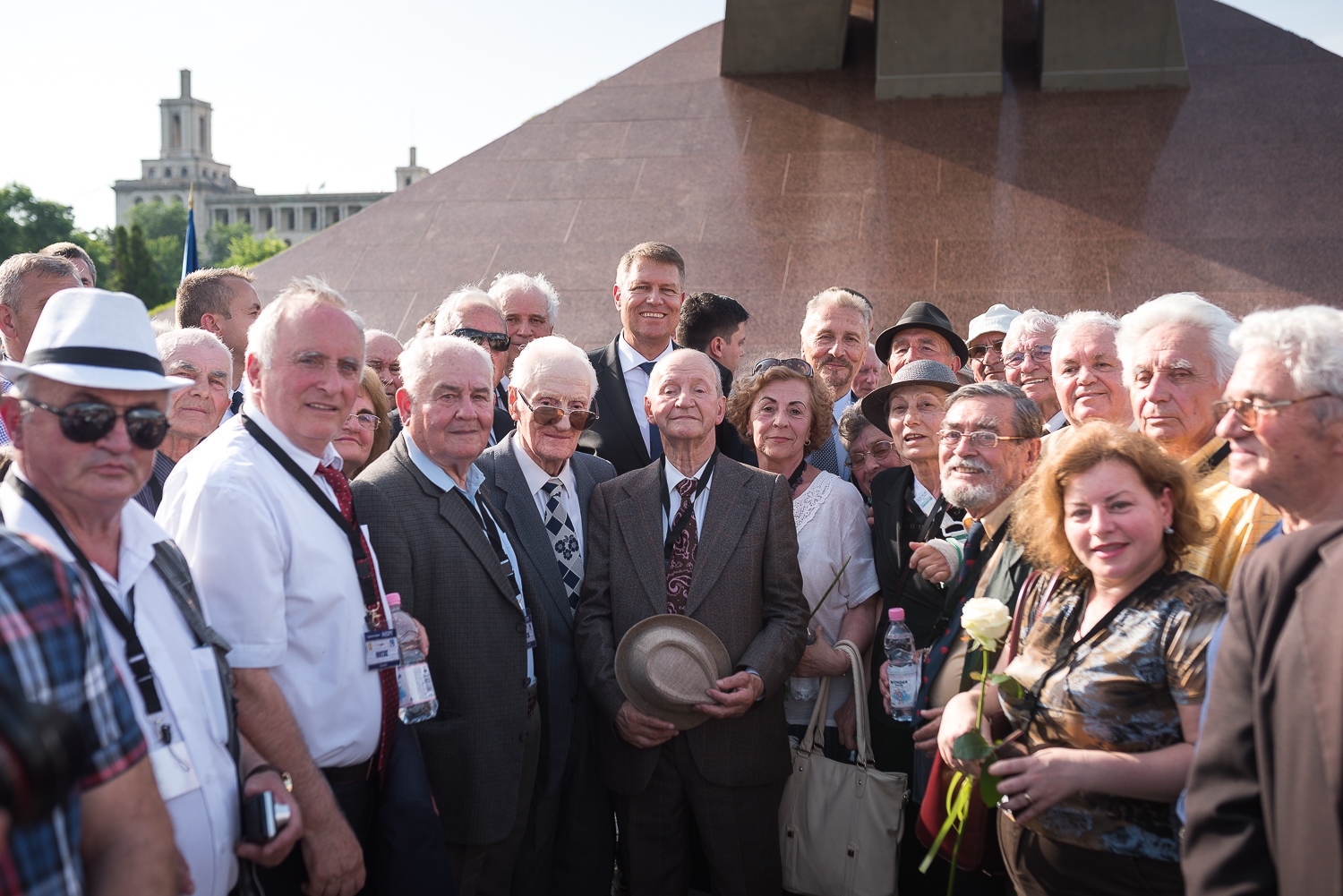 inaugurarea monumentului aripi 13 presidency.ro