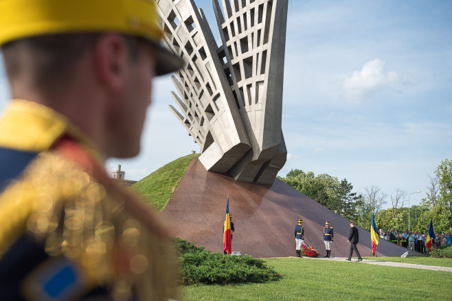 inaugurarea monumentului aripi 8-presidency.ro