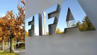 Logo-ul FIFA pe peretele instituției.