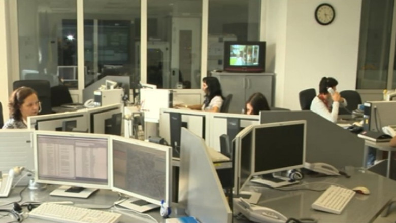 Funcționari publici lucreaza la computer in birou