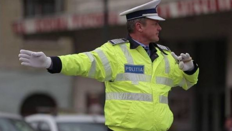 politist dirijeaza traficul fb politia romana octombrie 2015 1