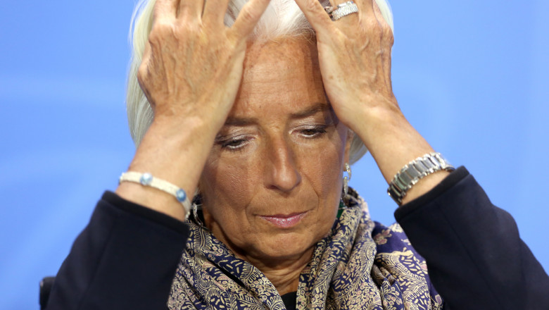 GettyImages-Christine Lagarde sefa FMI se ia cu mainile de cap