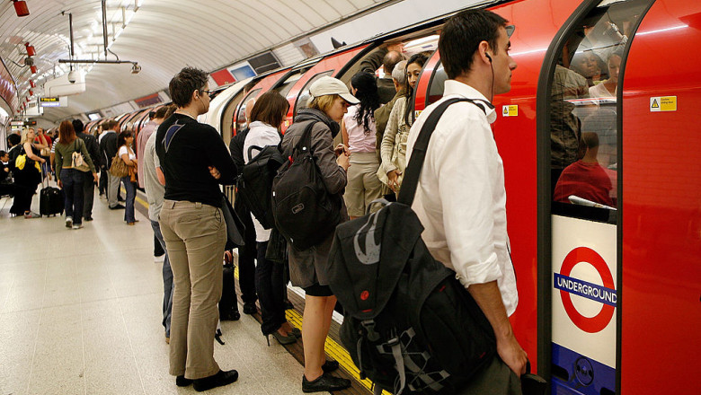 Oameni la metrou Londra Marea Britanie GettyImages-82595707