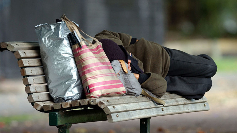 Homeless doarme pe banca persoana fara adapost GettyImages-56077560