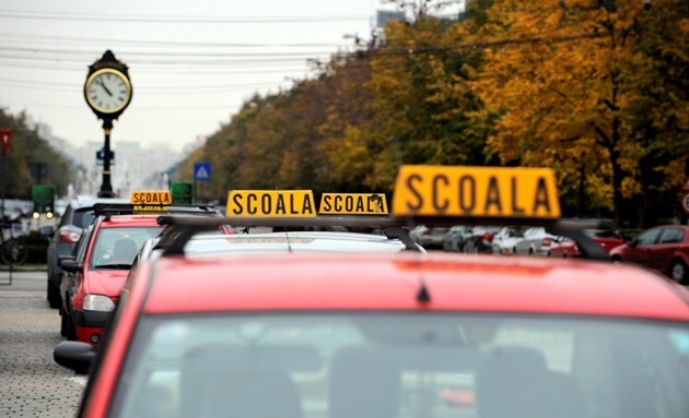 Candidații care vor permisul auto ajung să dea examenul și de 10 ori. "Doar să ții cafeaua pe masă și să privești e cam complicat"