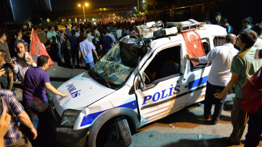 oameni turcia masina politie GettyImages-576523678