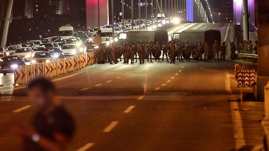 Militari turci ocupa Podul Bosfor lovitura de stat 15 iulie GettyImages-576515382