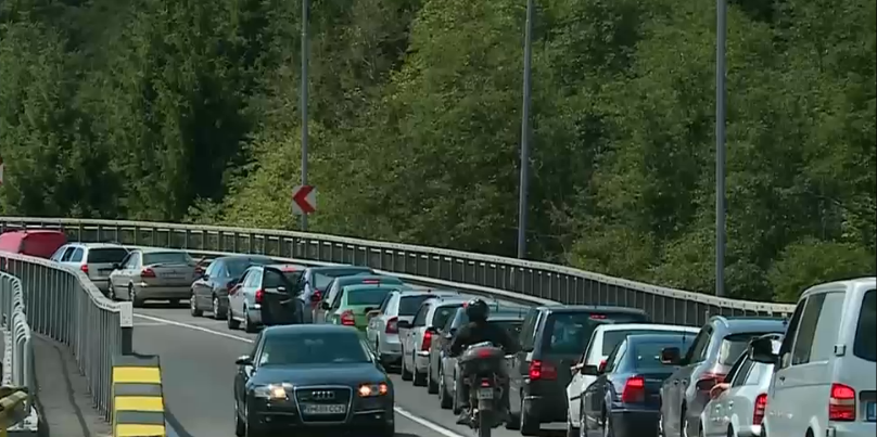 Final de minivacanță cu aglomerație în trafic. Pe Valea Prahovei se circulă în coloană pe sensul către București