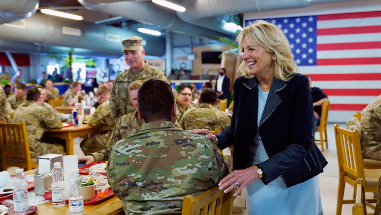 Jill biden ii saluta pe militarii americani din cantina de la mihail kogalniceanu