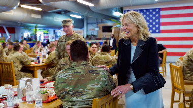 Jill biden ii saluta pe militarii americani din cantina de la mihail kogalniceanu