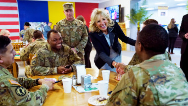jill biden zambeste vorbind cu militari americani care stau la masa