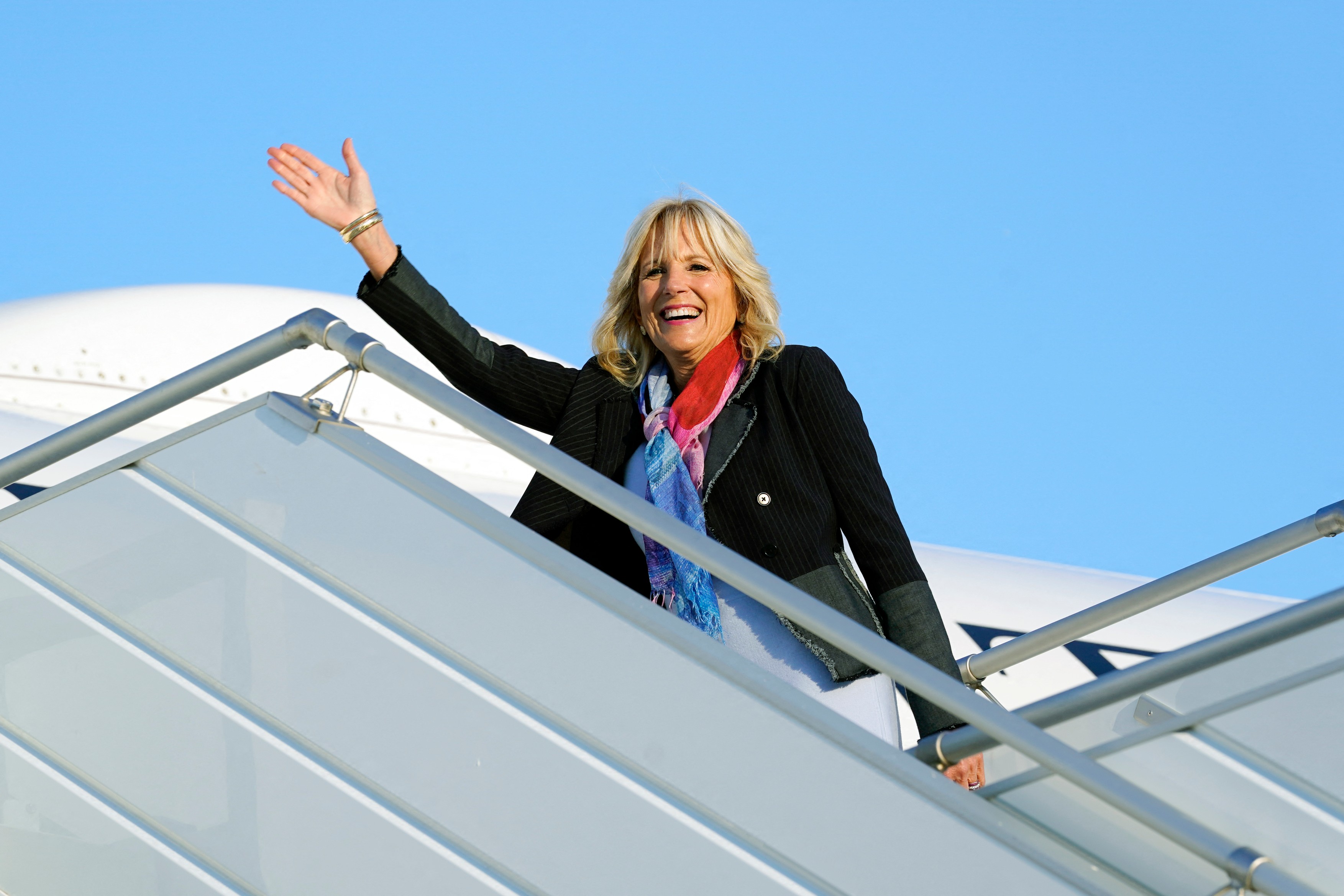Jill Biden s-a întâlnit cu Carmen Iohannis și președintele Klaus Iohannis la o școală din București unde stau elevi ucraineni