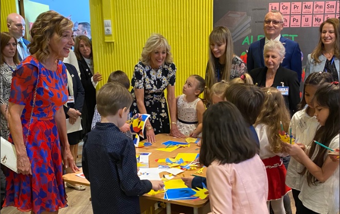 Jill Biden şi Carmen Iohannis au vizitat o școală din București cu profesoare, mame și elevi refugiați din Ucraina