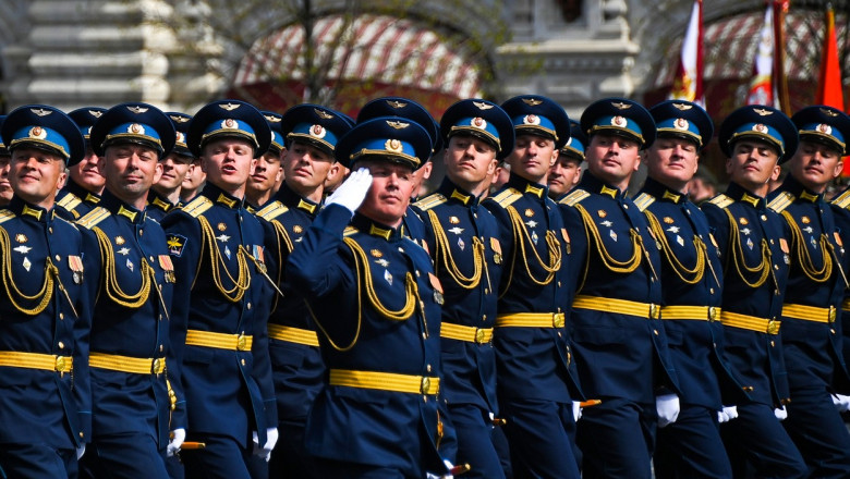 soldati rusi care saluta in timpul repetitiei pentru parada de 9 mai